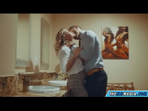 ❤️ Όταν μια πλούσια ξανθιά σε αποπλανεί σε μια δημόσια τουαλέτα ❤ Σεξ βίντεο